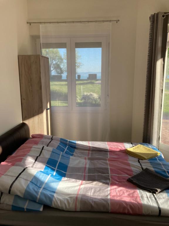 Posteľ alebo postele v izbe v ubytovaní Zamárdi Parti Apartman 1