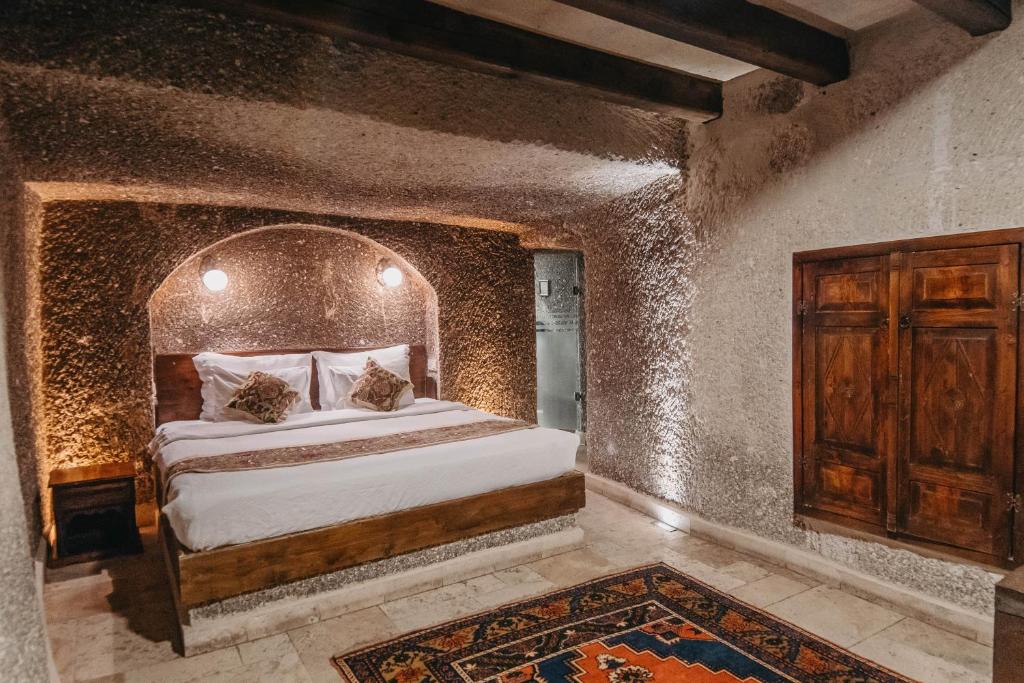 Erenbey Cave Hotel - Superior Cave Room With Cappadocia View