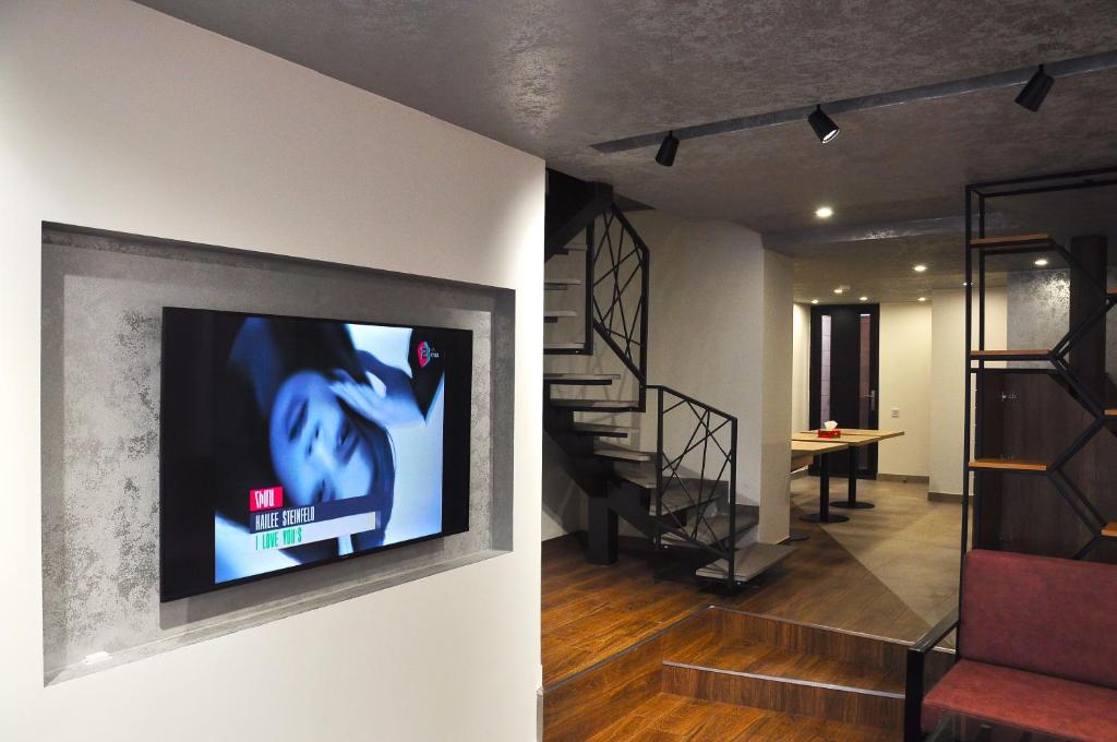 TV a/nebo společenská místnost v ubytování Vertoni Hotel Yerevan