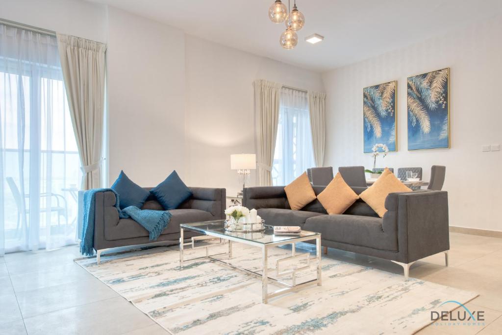 Posezení v ubytování Splendid 2BR in Victoria Residency Al Furjan by Deluxe Holiday Homes