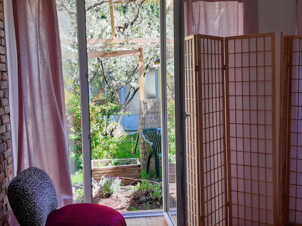 Habitación con ventana y vistas al jardín. en Boho-Style-Apartment, en Sankt Veit an der Glan