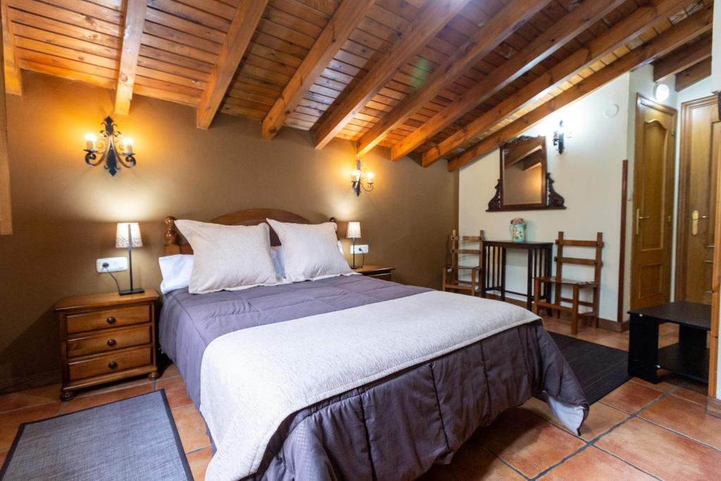 Postel nebo postele na pokoji v ubytování Hotel Rural El Caserón