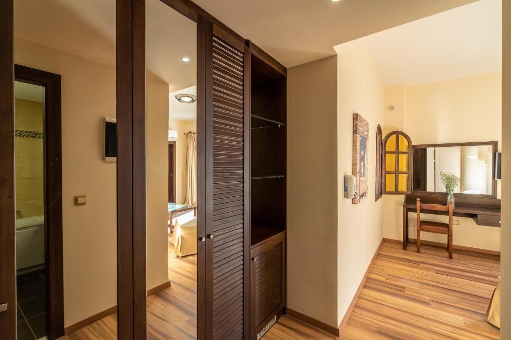 Postel nebo postele na pokoji v ubytování Ladiko Suites - Faliraki