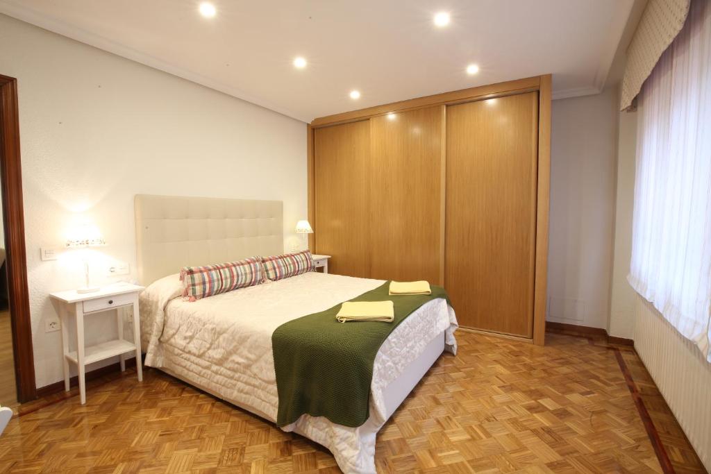 Llit o llits en una habitació de Apartamento Oviedo General Elorza