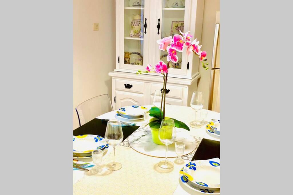 uma mesa de jantar com uma flor num vaso em Pr šterni - Hrvatini 187 Ankaran em Ankaran