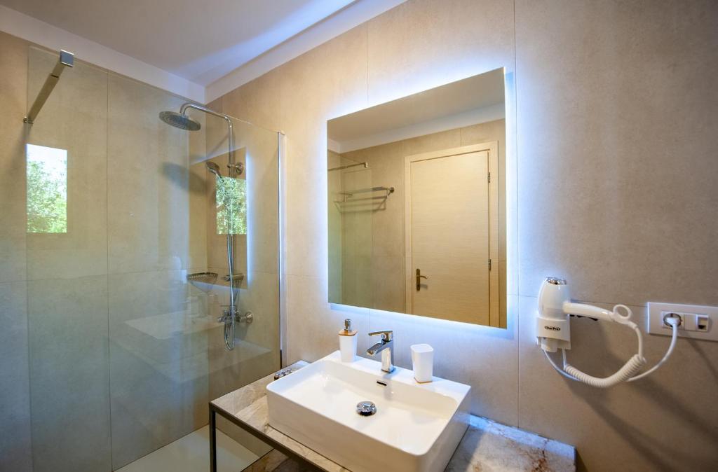 Ванная комната в Alonaki Resort