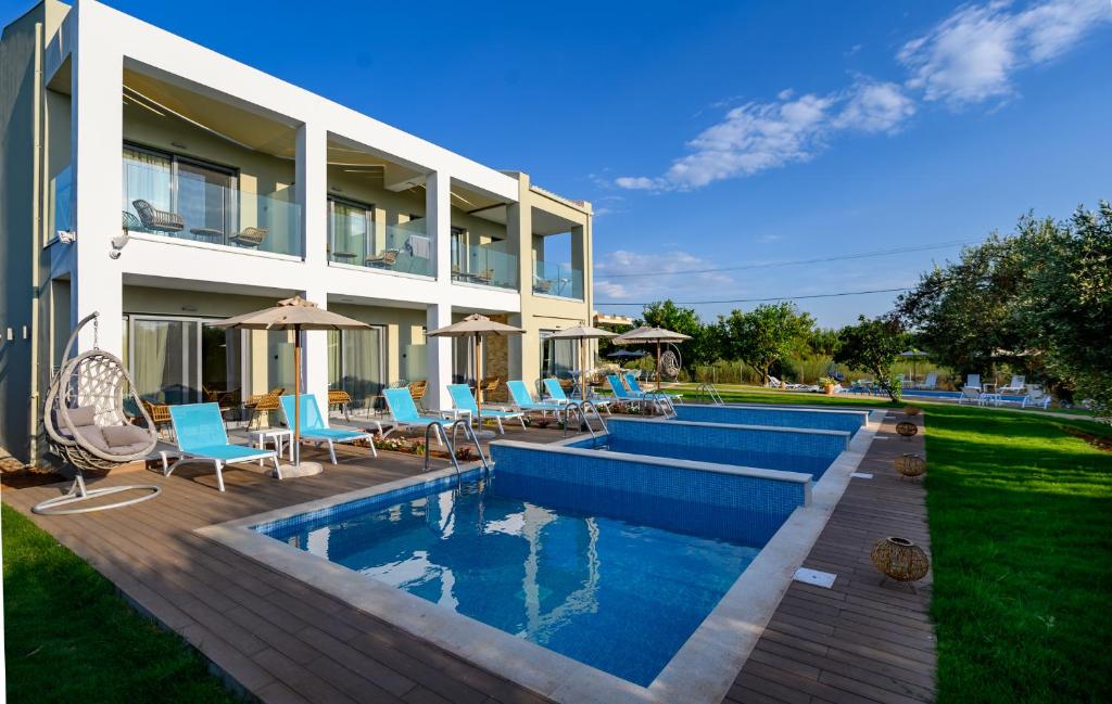 Бассейн в Alonaki Resort или поблизости