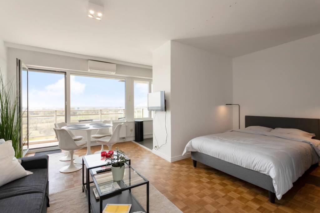 sypialnia z łóżkiem i jadalnią w obiekcie New-York style studio (free PARKING/free NETFLIX & sunny terrace) w Antwerpii