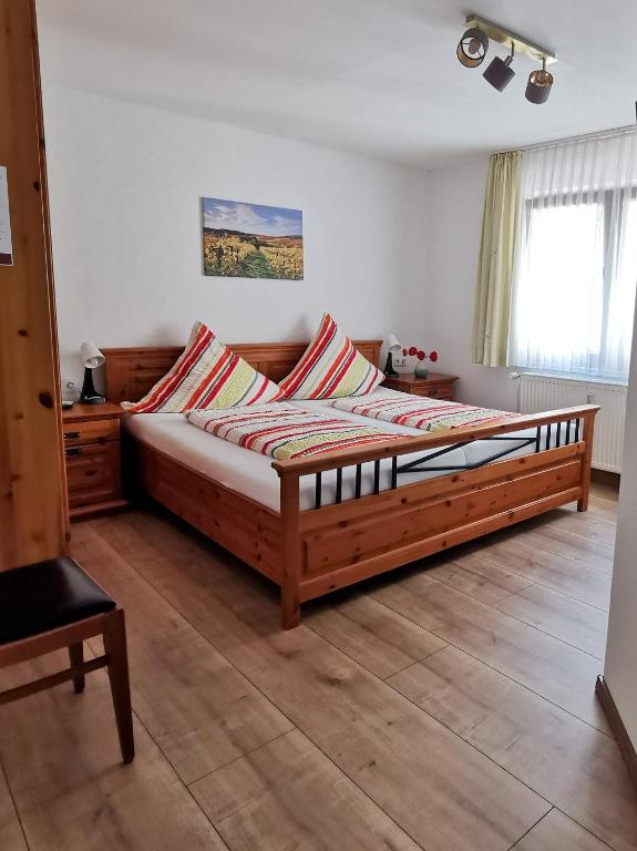 Postel nebo postele na pokoji v ubytování Hotel Garni Eckschänke