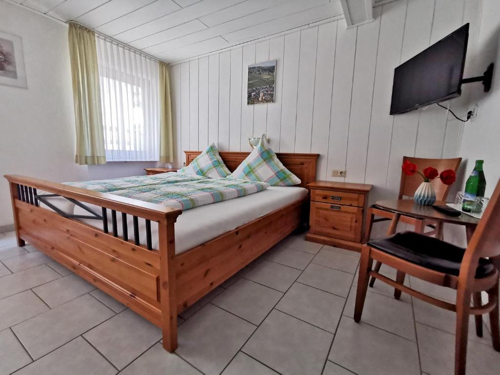 Postel nebo postele na pokoji v ubytování Hotel Garni Eckschänke