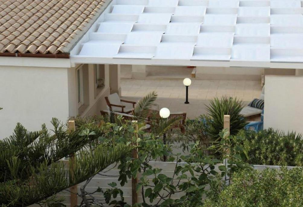 een uitzicht op een huis met een dak met planten bij COSTA FENICIA RESIDENCE Prenotabile da Sabato a Sabato in Scoglitti