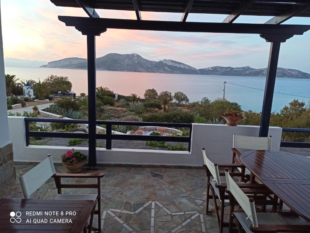 a house with a view of the water at Anemomylos Houses in Koufonisia