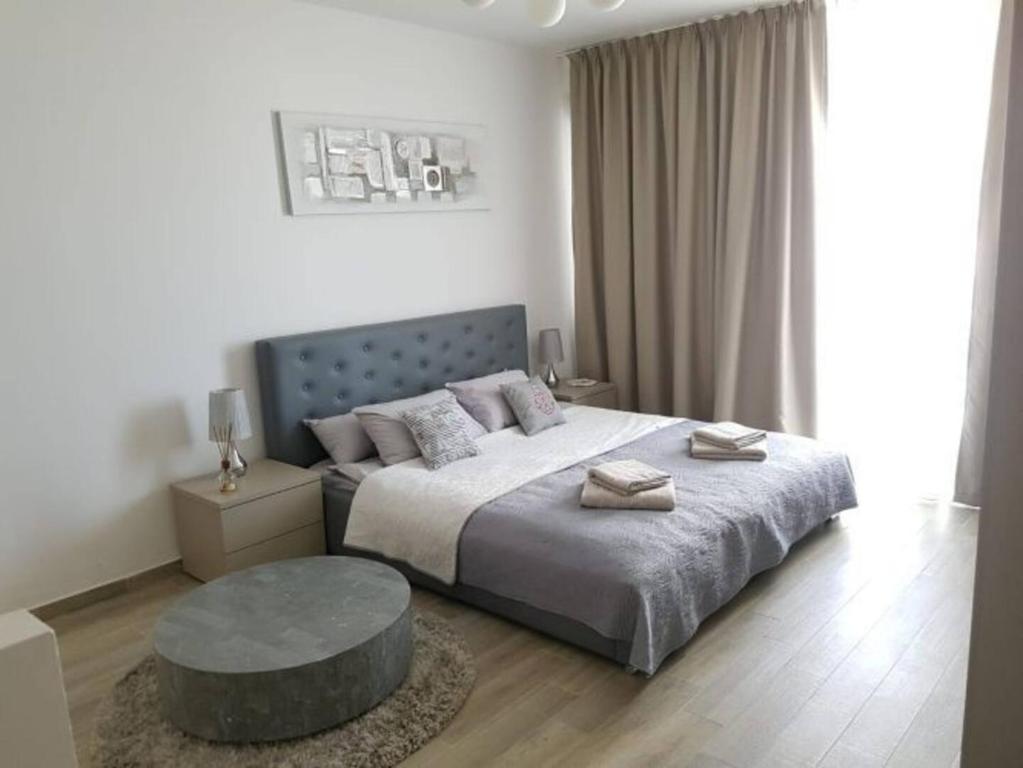 - une chambre avec un grand lit et une table dans l'établissement Sunrise Studio - DeSilva Residence Mamaia Nord, à Mamaia