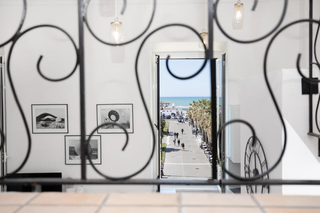 uno specchio a parete con vista su una strada di Anco Marzio House a Lido di Ostia