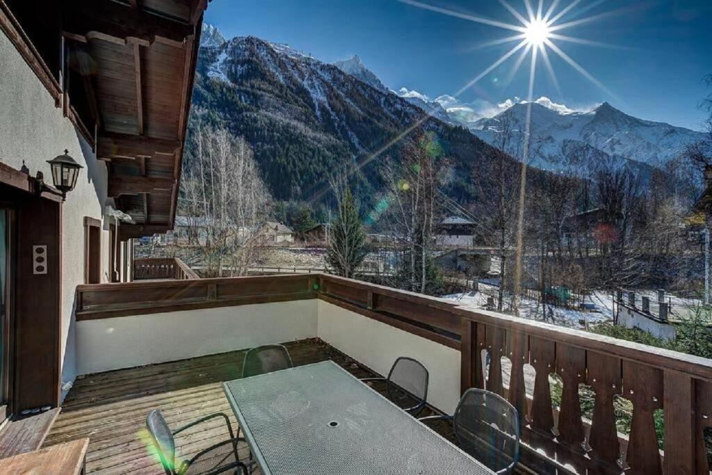 d'un balcon avec une table et une vue sur la montagne. dans l'établissement MGM Parc Couttet, à Chamonix-Mont-Blanc