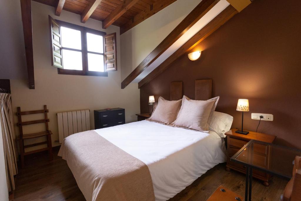Postel nebo postele na pokoji v ubytování Hotel Rural El Caserón