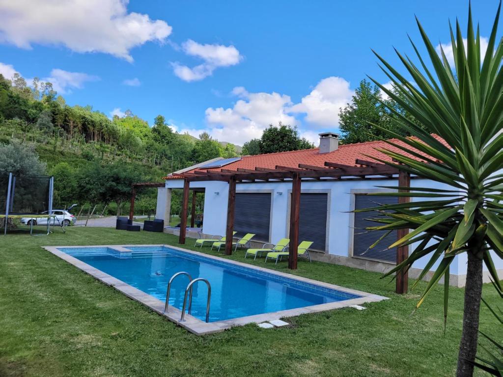una piscina nel cortile di una casa di Casa da Quinta do Sóto a Terras de Bouro