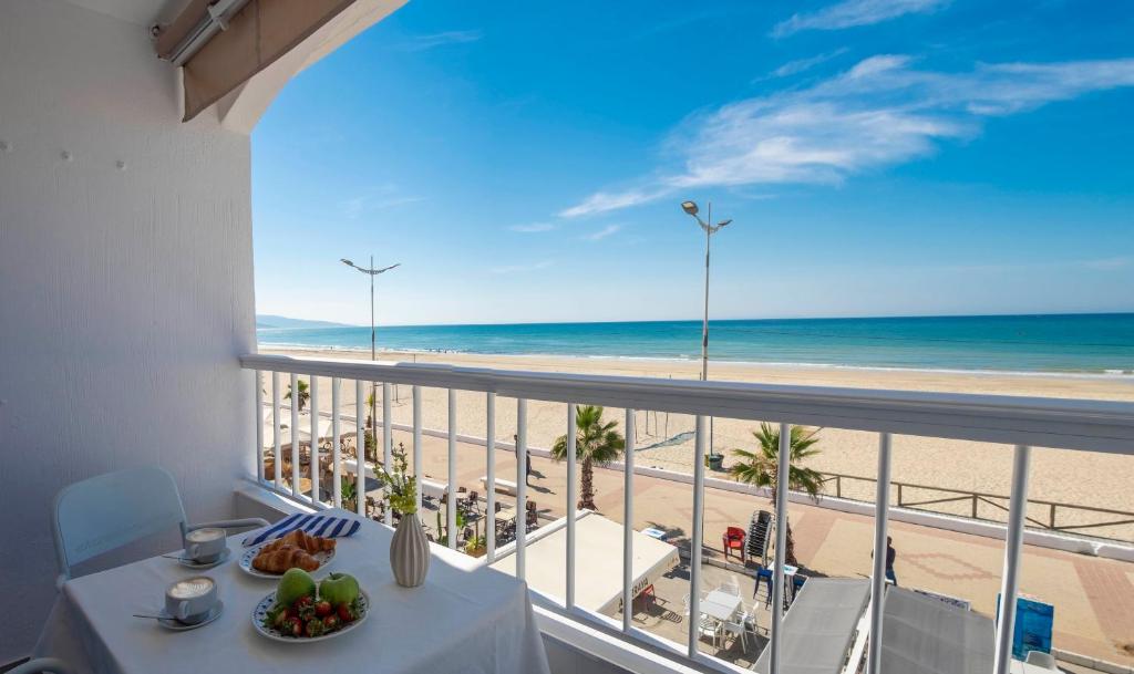 balcone con vista sulla spiaggia di un resort di Mar de Fondo a Barbate