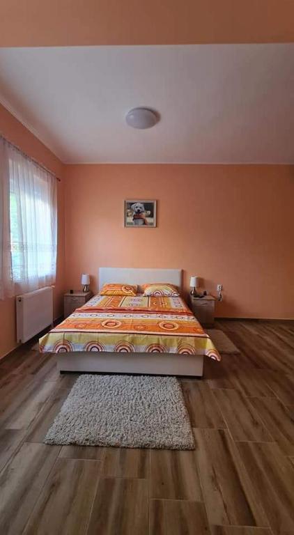 Uma cama ou camas num quarto em ALES apartman
