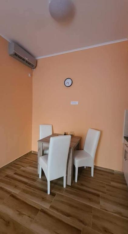 Uma área de estar em ALES apartman