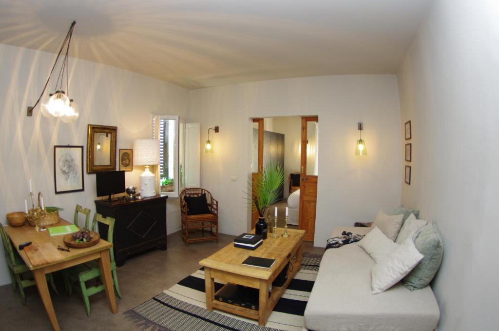 Kép Appartamento Centro Città quartiere Oltrarno con una camera da letto szállásáról Firenzében a galériában