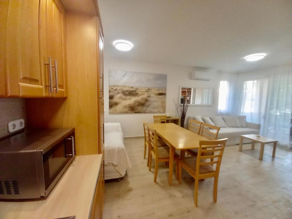 Kuchyňa alebo kuchynka v ubytovaní Balaton BeachSide Apartman Siófok N1