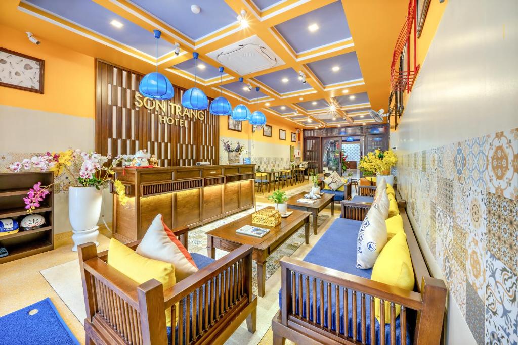 會安的住宿－Son Trang Hotel Hoi An，餐厅设有长椅、桌子和蓝色灯具