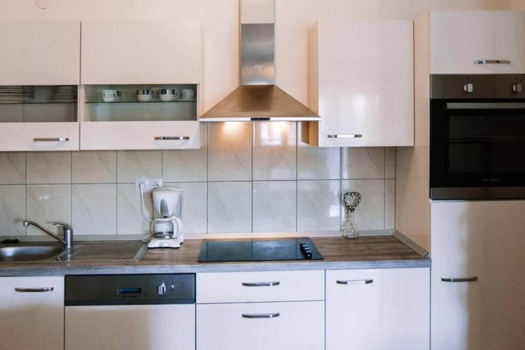 Kuchyňa alebo kuchynka v ubytovaní Fully renovated one bedroom apartment with a terrace - C