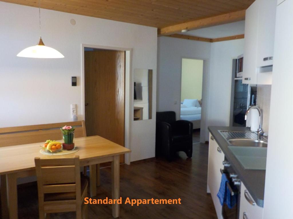 Eldhús eða eldhúskrókur á Haus Arnold - Privatzimmer und Ferienwohnungen
