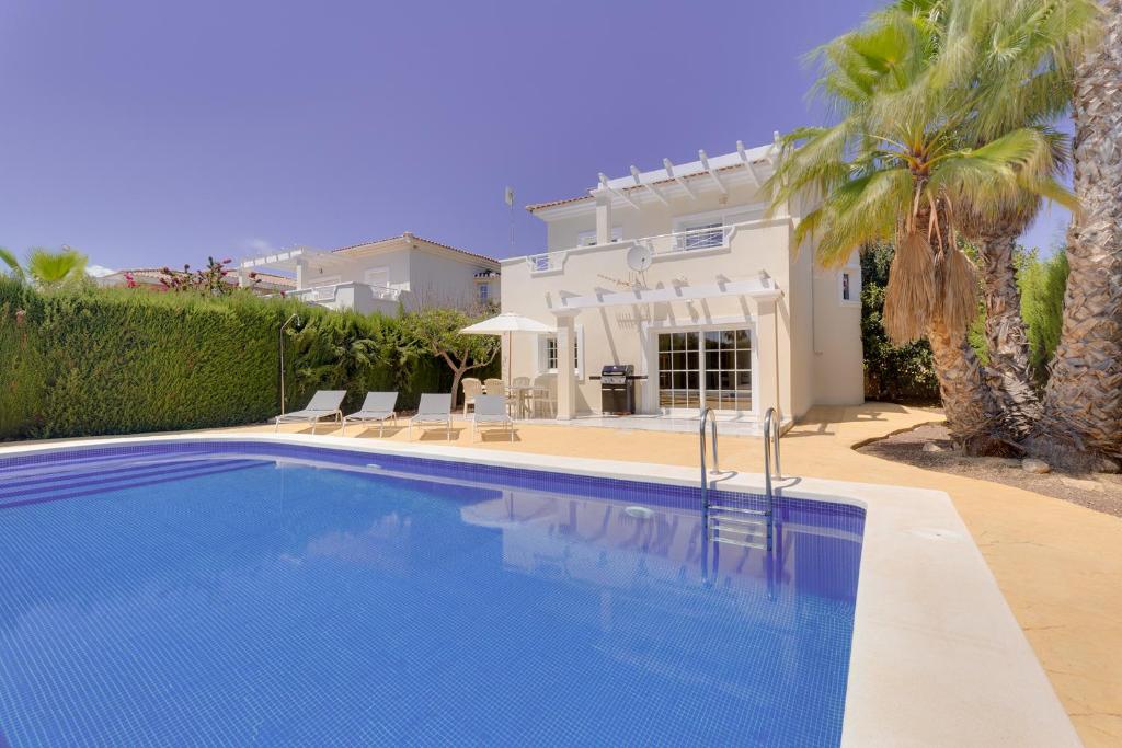 una piscina di fronte a una casa di Villa de Murcia - Relaxing Villa with Private Pool a Murcia