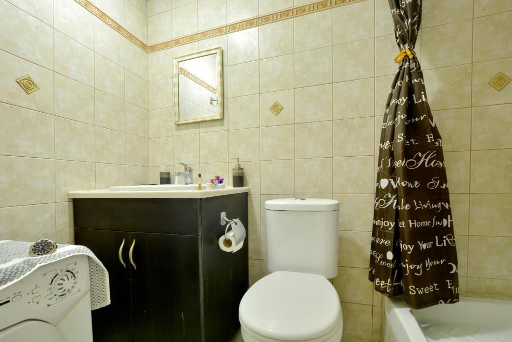 A bathroom at Studio in Corfu town