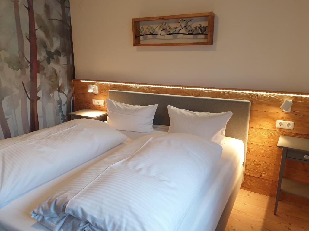 シュルッフゼーにあるGästehaus Bartlehofのベッドルーム1室(白いシーツが備わるベッド2台付)