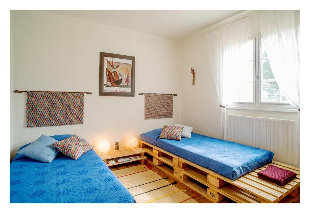 deux lits jumeaux dans une chambre avec fenêtre dans l'établissement Chambre soignée et accueillante à la campagne - Ch bleue, à L Honor De Cos