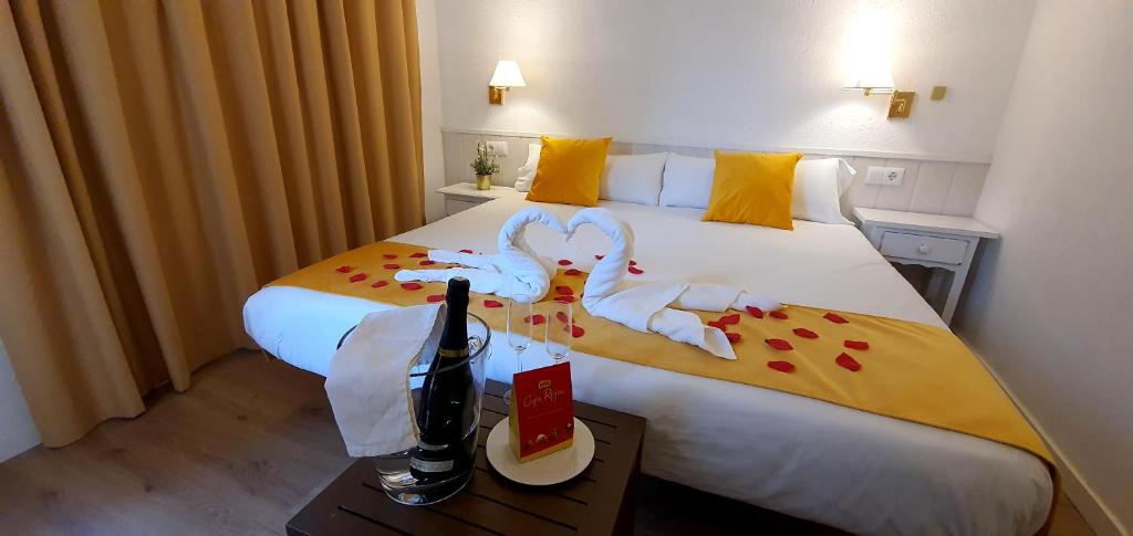 Postel nebo postele na pokoji v ubytování Hotel Mireia
