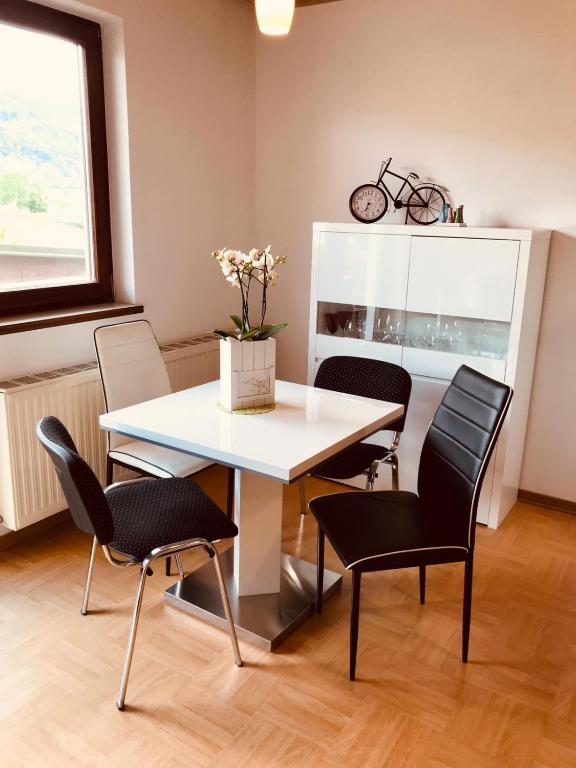 Kép Ferienwohnung Resi mit traumhaftem Seepanorama szállásáról Steindorf am Ossiacher Seeben a galériában