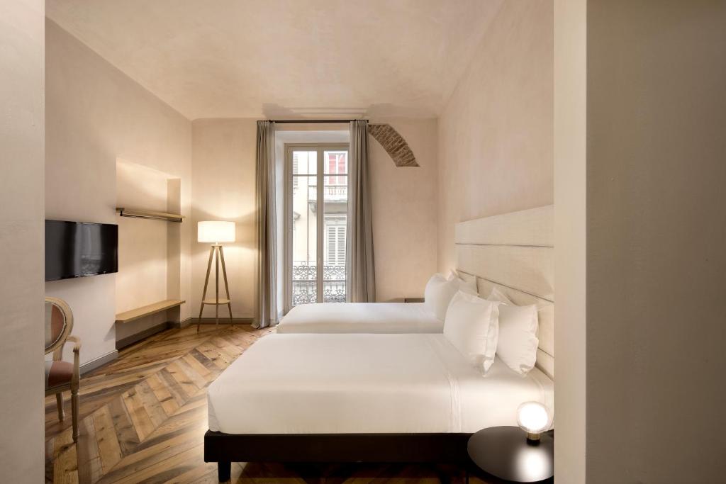 Postel nebo postele na pokoji v ubytování Opera35 Boutique Hotel