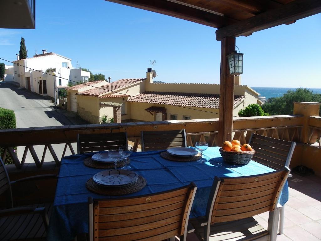 einen Tisch mit einem blauen Tischtuch und einer Schale Obst in der Unterkunft Apartamento Caballito de Mar in L'Estartit