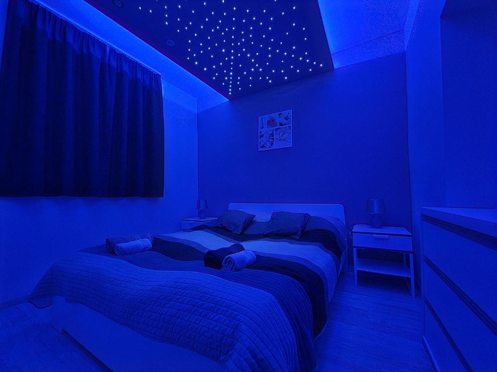 Postel nebo postele na pokoji v ubytování HIGH STREET APARTMAN