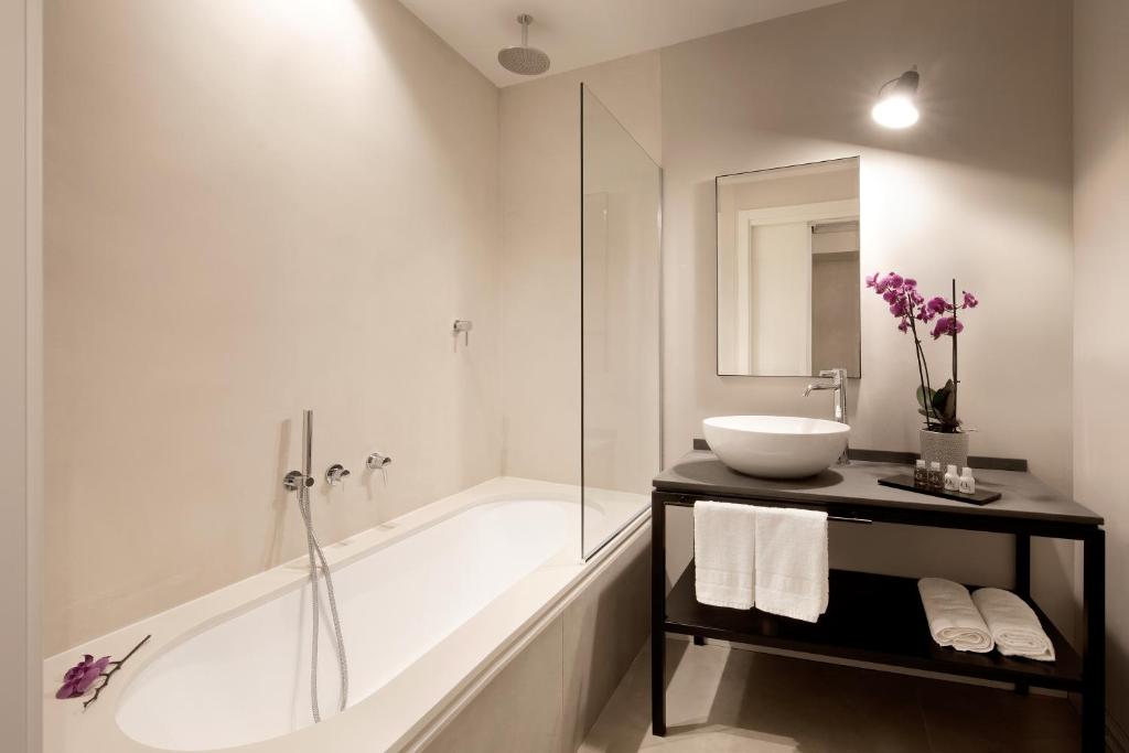Koupelna v ubytování Opera35 Boutique Hotel