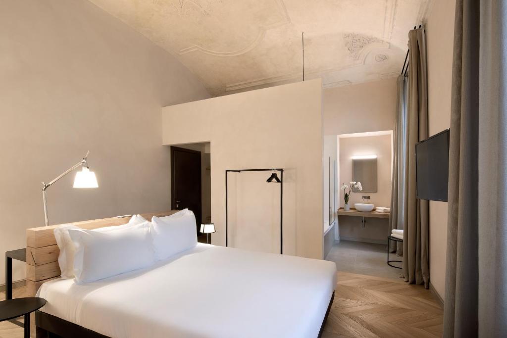 Postel nebo postele na pokoji v ubytování Opera35 Boutique Hotel