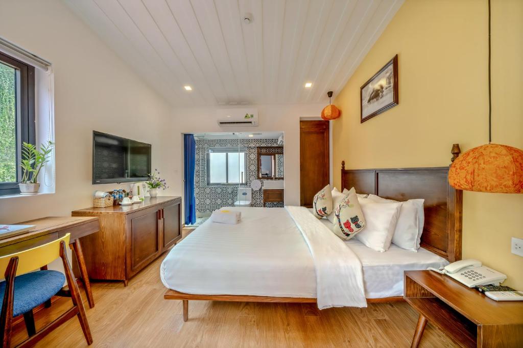 Postel nebo postele na pokoji v ubytování Son Trang Hotel Hoi An
