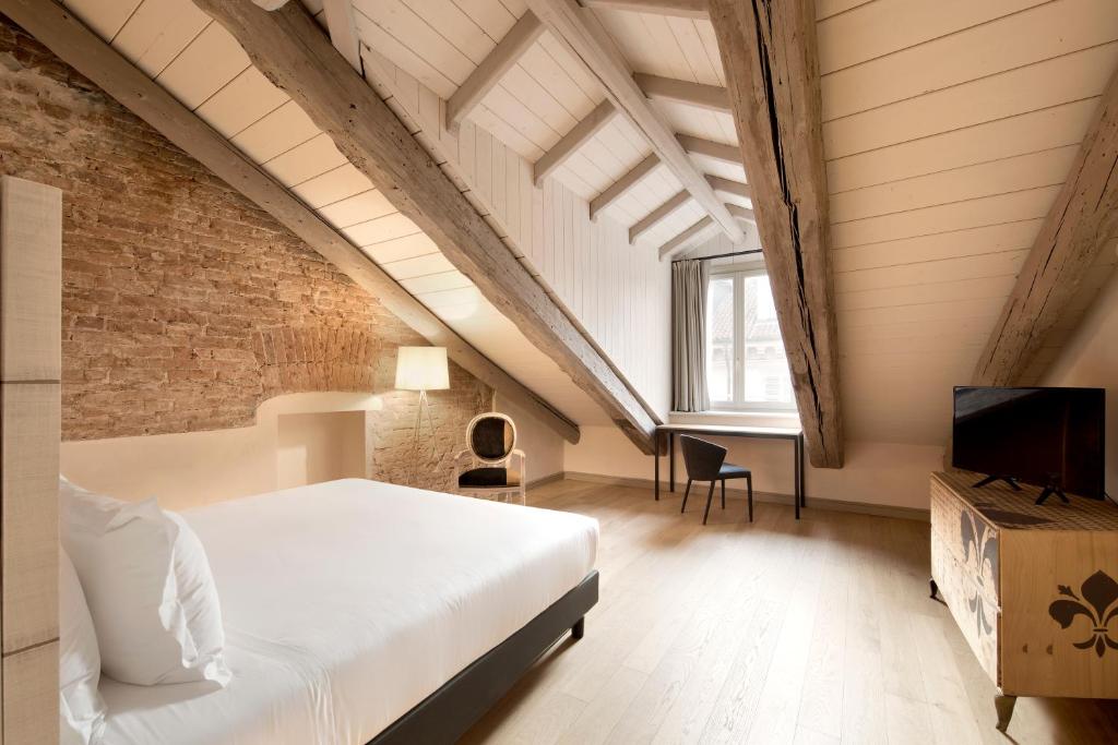Postel nebo postele na pokoji v ubytování Opera35 Boutique Hotel