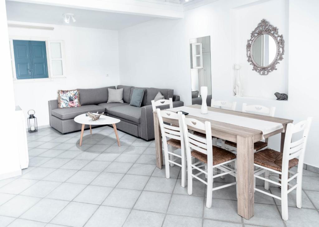 salon ze stołem i kanapą w obiekcie Mykonos Vibes Downtown Townhouse w mieście Mykonos