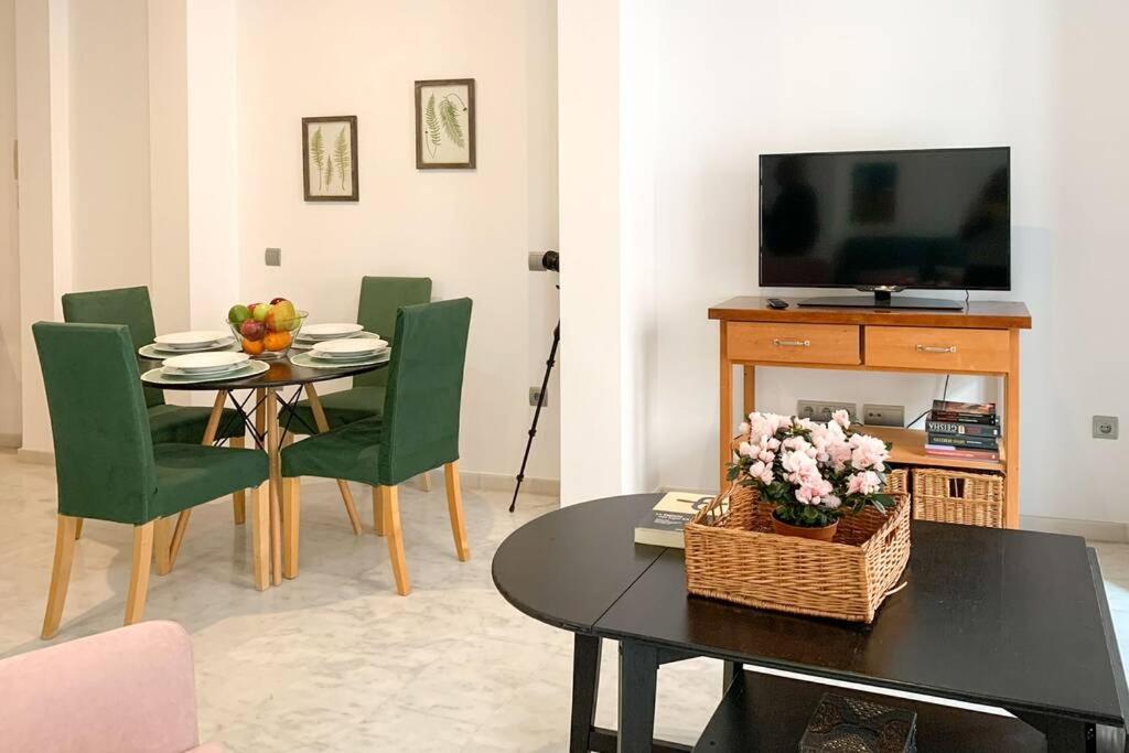 salon ze stołem i telewizorem w obiekcie Home Francos 22. w Sewilli