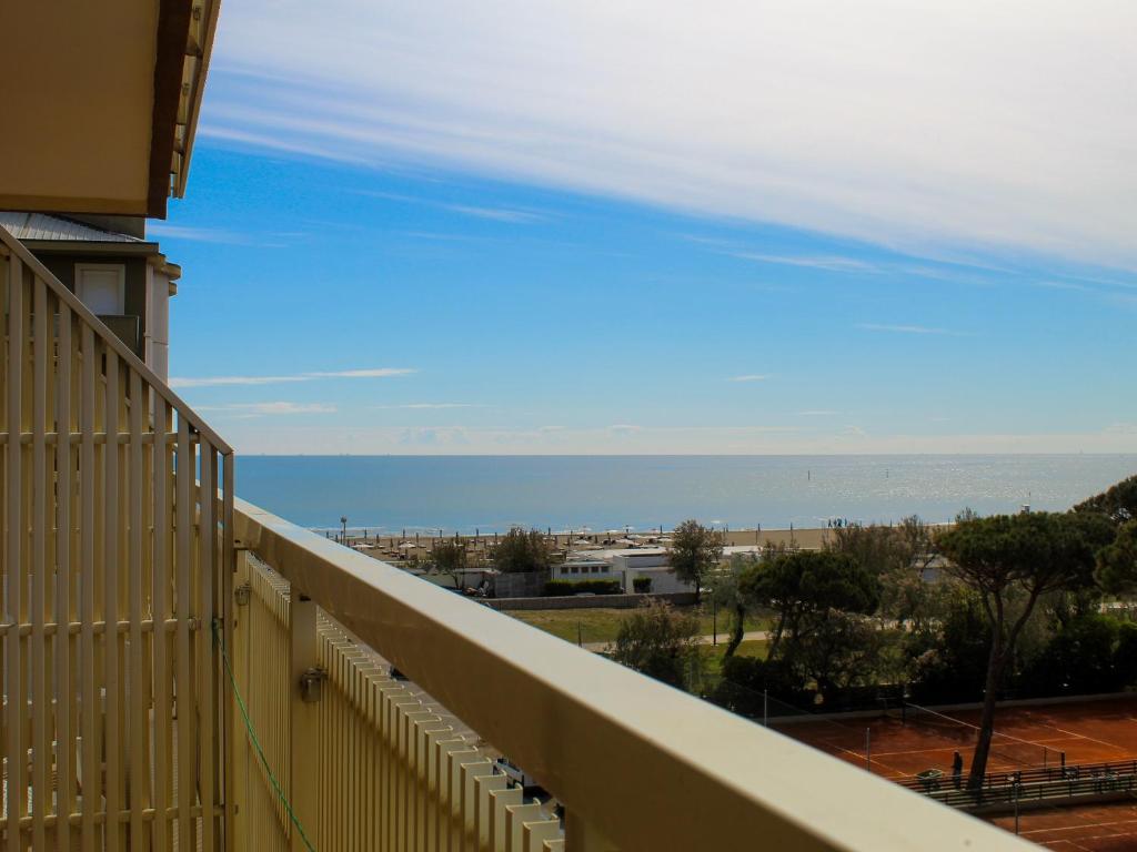 vistas al océano desde el balcón de una casa en Helios Beach Hotel, en Milano Marittima