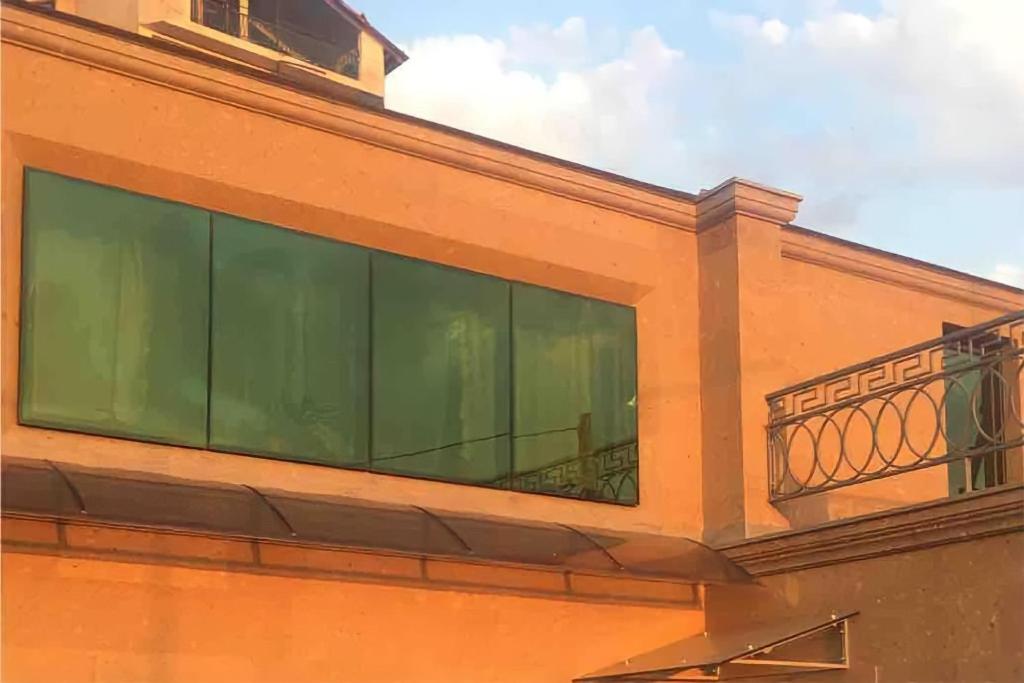 un balcón en el lateral de un edificio en Bright Guesthouse in the center of Yerevan! en Ereván