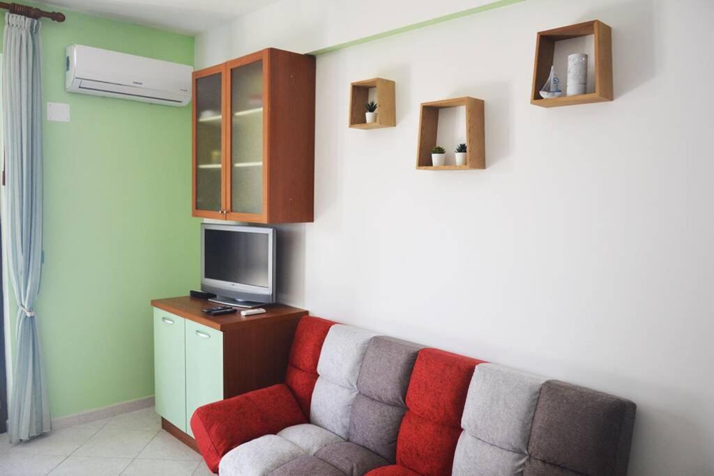 A seating area at Appartamento CasaSoleMare Fondachello