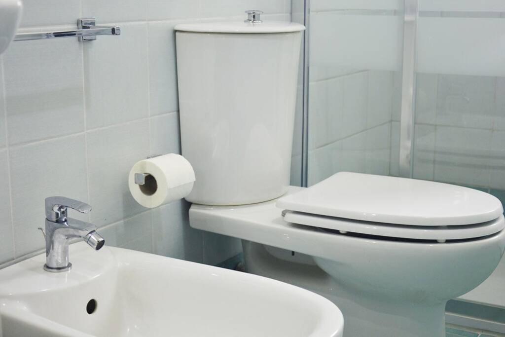 A bathroom at Appartamento CasaSoleMare Fondachello