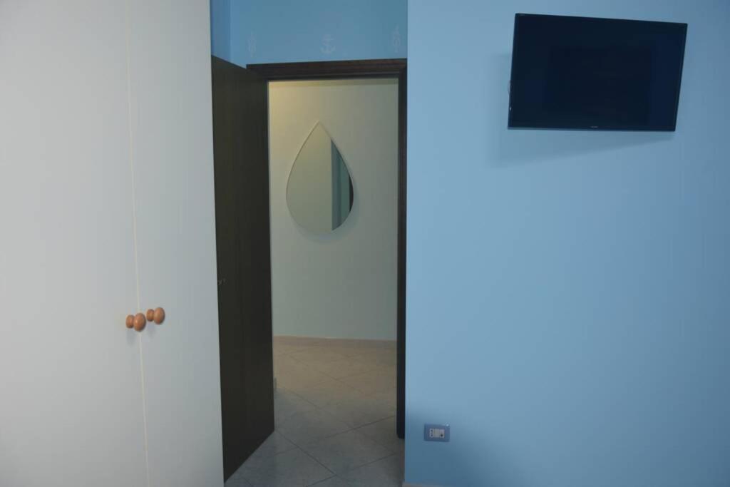 A television and/or entertainment centre at Appartamento CasaSoleMare Fondachello
