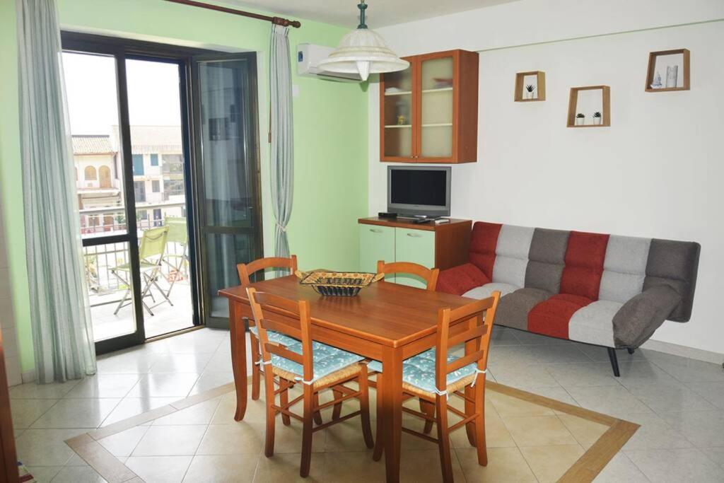 A television and/or entertainment centre at Appartamento CasaSoleMare Fondachello